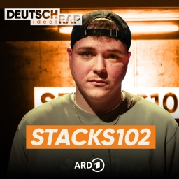 Stacks102 blickt direkt in die Kamera. Er trägt eine dunkle Baseballkappe rückwärts, einen olivgrünen Pullover mit einem hellen Aufdruck auf der Brust sowie eine schlichte goldene Halskette. Der Hintergrund ist dunkel und leicht verschwommen, mit einer intensiven Lichtquelle hinter ihm, die ein beleuchtetes Schild mit der Aufschrift „STACKS102“ zeigt. Darunter sieht man das Logo der ARD. 