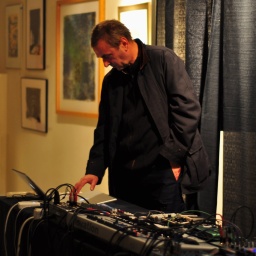 Zbigniew Karkowski vor einem Konzert im Pyramid Atlantic Art Center, Silver Spring, Maryland.