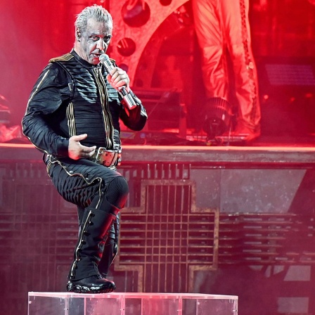 Rammstein-Frontsänger Till Lindemann bei einem Auftritt auf der Bühne.