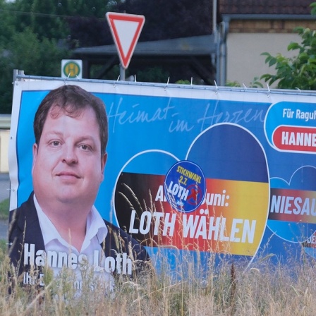 Wahlplakat der AfD mit Hannes Loth am Ortseingang von Ragun