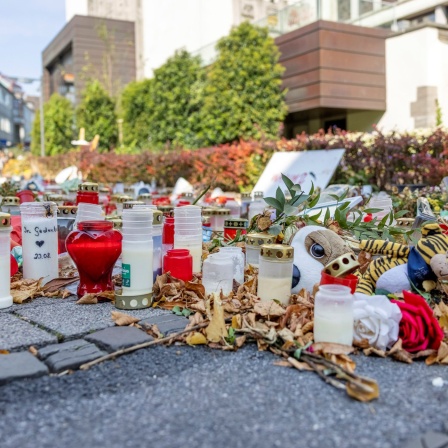Viele Kerzen, Blumen und Trauerschreiben befinden sich am Gedenkort unweit des Tatorts – bei einer Attacke auf der 650-Jahr-Feier der Stadt Solingen hatte es am Abend des 23.08.2024 Tote und Verletzte gegeben. 