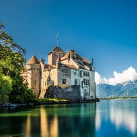 Das Chateau de Chillon im Genfer see (Foto: imago images / agefotostock) 