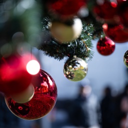 Christbaumkugeln hängen herab von einem Nadelbaum