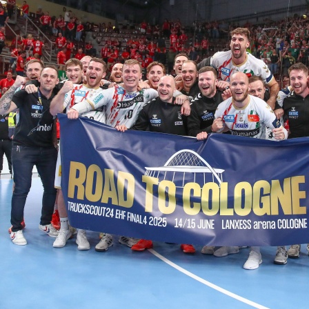 Die Handballer des SC Magdeburg feiern ihren Einzug ins Final Four