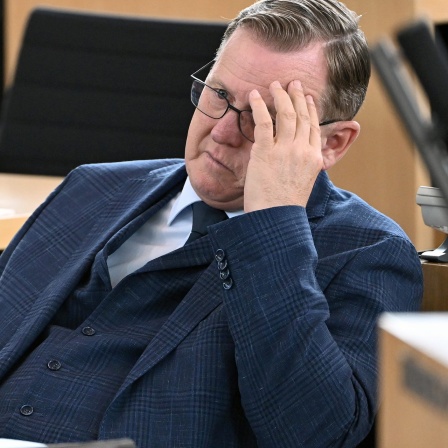Bodo Ramelow (Die Linke), Ministerpräsident von Thüringen, sitzt im Plenarsaal des Thüringer Landtags. 
