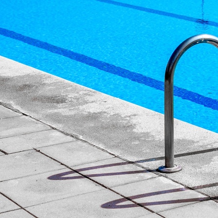 Eine Einstiegsleiter an einem Außenbecken im Freibad