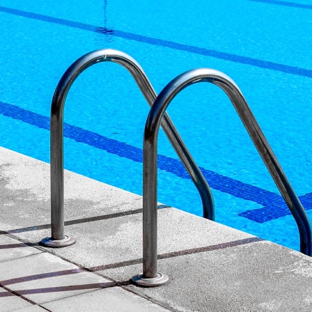 Eine Einstiegsleiter an einem Außenbecken im Freibad