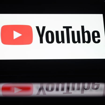 Das Logo des Video-Internetportals Youtube ist auf einem Tablet zu sehen.