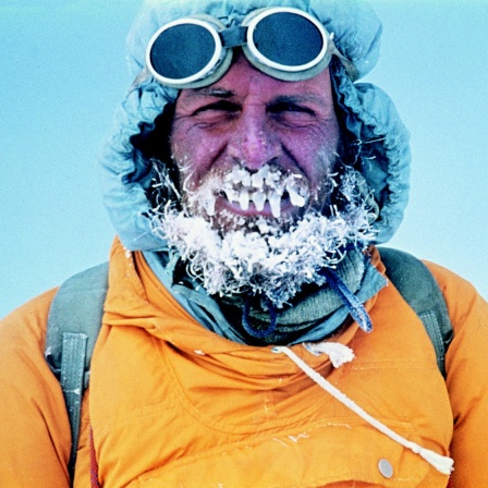 Der österreichische Bergsteiger (Fotograf, Filmemacher, Autor) Kurt Diemberger im Januar 2019 mit vereistem Bart und in Wintermontur auf Tour