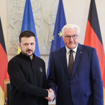 Bundespräsident Frank-Walter Steinmeier (r) und Wolodymyr Selenskyj, Präsident der Ukraine, geben sich die Hände im Schloss Bellevue.