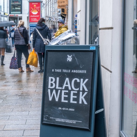 Black Week Schild auf einer Einkaufsstraße