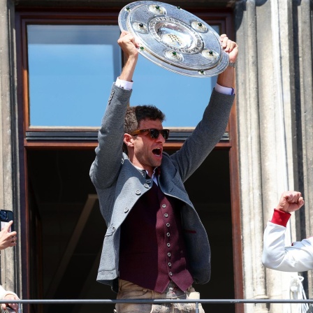 Thomas Müller verabschiedet sich mit der Meisterschale