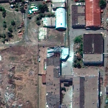 Satellitenbild des Kriegsgefangenenlagers in Oleniwka, Ukraine. In der Bildmitte der zerstörte Gebäudetrakt.