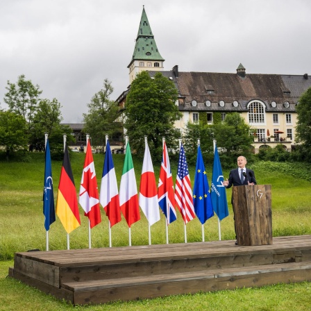 Bundeskanzler Olaf Scholz hält eine Rede vor Schloss Elmau