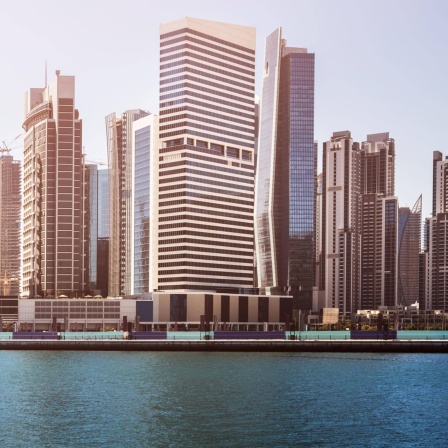 Mann schaut in Richtung Dubai