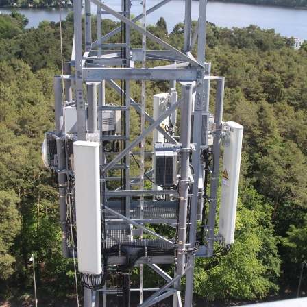 Ein Mobilfunkmast im Berliner Stadtteil Schmöckwitz in der Nähe des Hauptstadtflughafens BER.