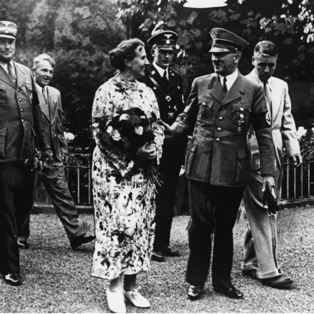 Adolf Hitler mit Winifred Wagner 1937 im Garten von Haus Wahnfried. In Begleitung von Winifreds Söhnen Wieland (rechts) und Wolfgang (Zweiter von links)