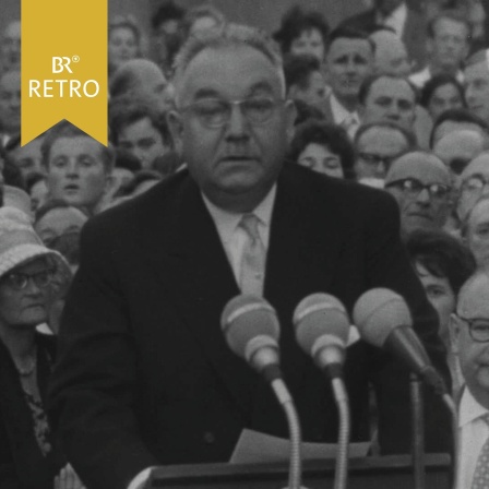 Gustl Feldmeier bei einer Rede zur Einweihung des Liesl-Karlstadt-Brunnens auf dem Viktualienmarkt in München  | Bild: BR Archiv