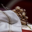 Die Hände des verstorbenen Papst Benedikt XVI. sind zum Gebet gefaltet. Sein Leichnam wurde im Petersdom aufgebahrt.
      