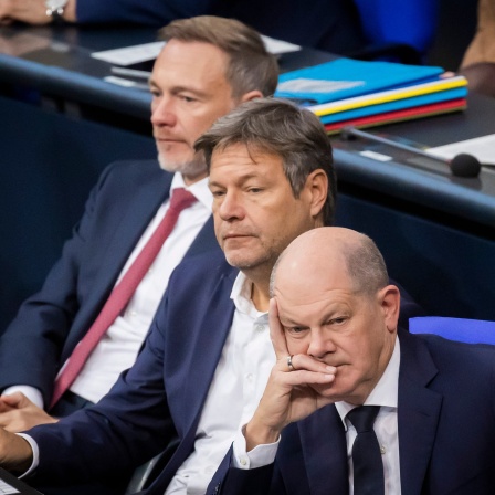 Bundeskanzler Olaf Scholz (SPD), Robert Habeck (Grüne) und Christian Lindner (FDP, von vorne) im Bundestag.
