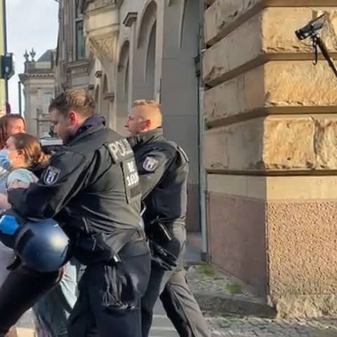 Polizisten führen Menschen ab, 2024, Berlin