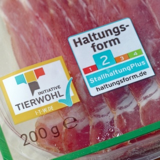 Kennzeichnung Tierwohl und Haltungsform auf einer Lebensmittelpackung