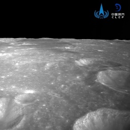 Die Oberfläche des Mondes mit zahlreichen Kratern.