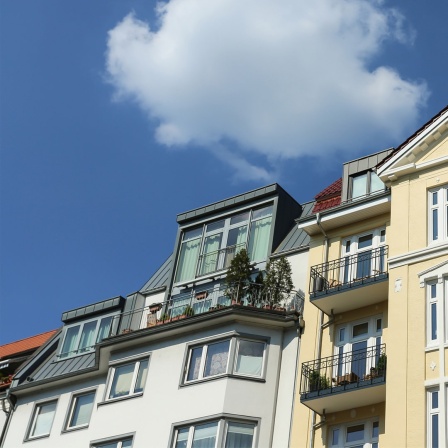 Eine Häuserzeile mit Mehrfamilienhäusern in einer Stadt