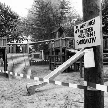 ARCHIV, 1.5.1986: Abgesperrter Kinderspielplatz in Berlin nach der Reaktorkatastrophe von Tschernobyl/UdSSR (Bild: imago images/Jürgen Ritter)