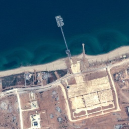 Dieses von Maxar Technologies via AP veröffentlichte Satellitenfoto zeigt den neuen Pier vor Gaza und Hilfsgütertransporter.