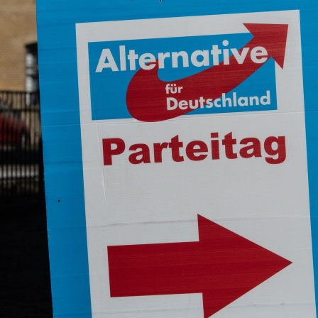 Ein Schild mit der Aufschrift AfD-Parteitag.