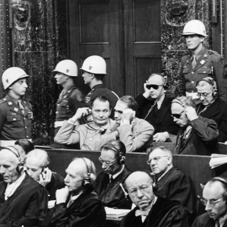 Nürnberger Prozesse im November 1945. 1. Reihe v.l.: Hermann Göring, Rudolf Heß, Joachim von Ribbentrop, Wilhelm Keitel; dahinter 2. Reihe: Erich Raeder, Baldur von Schirach, Fritz Sauckel