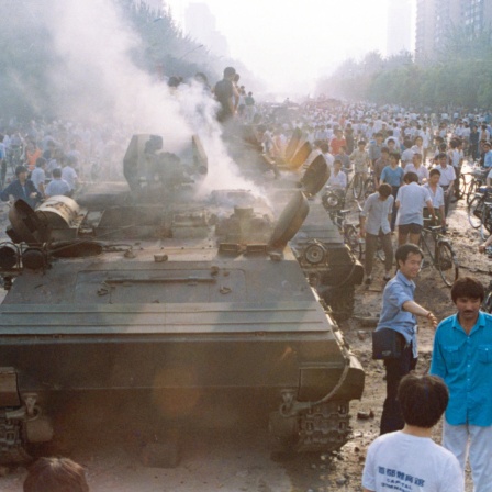Demonstranten setzen auf dem Platz des Himmlischen Friedens (Tian&#039;anmen-Platz) in Peking, China, am 3. Juni 1989 einen Panzer in Brand.