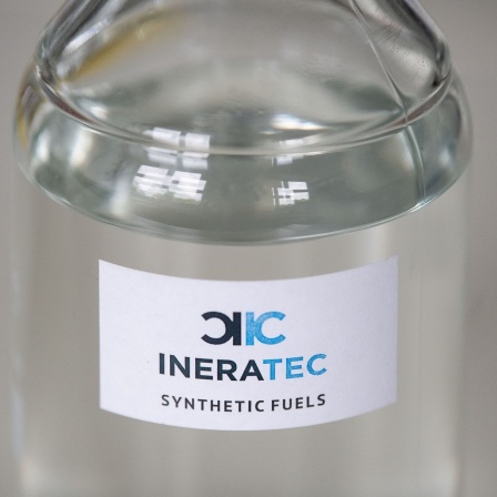 Eine Flasche, die synthetischen Treibstoff der Ineratec GmbH enthält, steht im Karlsruher Institut für Technologie (KIT) auf einem Tisch.
