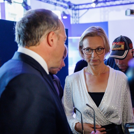 Katja Wolf spricht mit Mario Voigt am Rande eines TV-Interviews