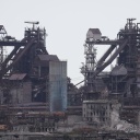 Ukraine, Mariupol: Blick auf das Azowstal-Werk in der Hafenstadt Mariupol. Nach ukrainischen Angaben soll Russland das Stahlwerk mit Phosphorbomben beschossen haben.