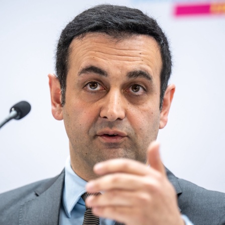 Bijan Djir-Sarai, FDP Generalsekretär, spricht bei einer Pressekonferenz.