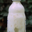 Eine Flasche mit Milch