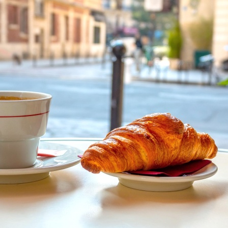 Croissant-Frühstück in Pariser Café