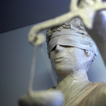 Die Statue Justitia ist im Amtsgericht Hannover zu sehen.