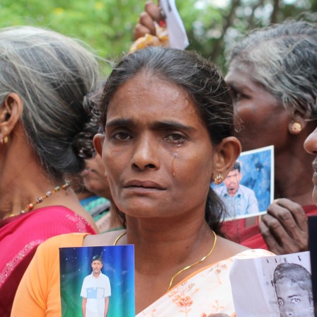 Angehörige von Menschen, die während des Bürgerkrieges oder in der Zeit danach verschwunden und bis heute nicht wieder aufgetaucht sind, protestieren am 15.11.2013 in Jaffna, Sri Lanka. Direkt nach dem Bürgerkrieg wurde Sri Lanka zum Gastgeber des Commonwealth-Gipfels ernannt. Eine umstrittene Entscheidung - denn statt über den Staatenbund wurde nun vor allem über die Menschenrechtslage in Sri Lanka gesprochen. Foto: Doreen Fiedler/dpa (zu dpa:"Verschwunden und vertrieben - das Leid der Tamilen nimmt kein Ende" vom 17.11.2013) ++