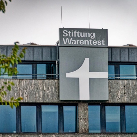 Das Logo der Stiftung Warentest an der Fassade ihres Sitzes am Lützowplatz in Berlin