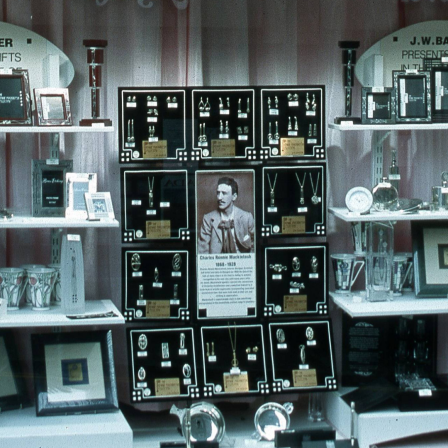 Ein Geschäft in Edinburgh, das sich auf den Verkauf von Bilderrahmen und Schmuck im Stil von Charles Rennie Mackintosh spezialisiert hat.