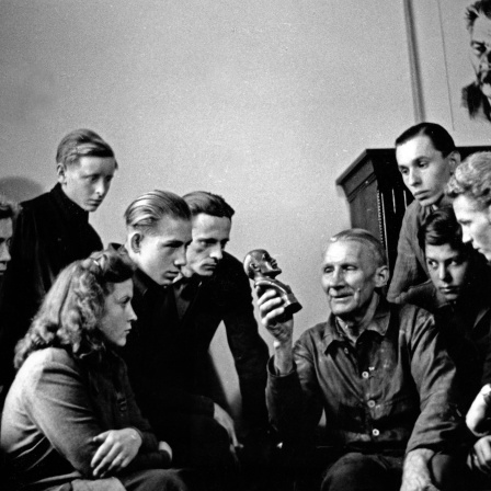 Symbolbild für Bildung in der SBZ/DDR: Junge FDJ Mitglieder bei der theoretischen Ausbildung