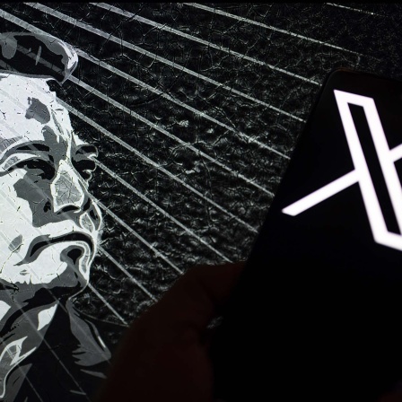 Das Logo von X mit einer Illustration von Elon Musk