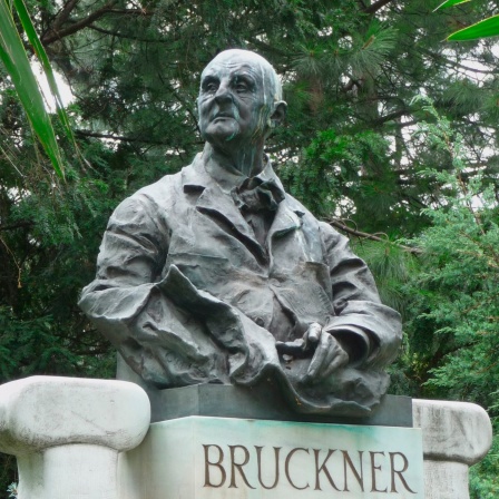Eine Büste aus Bronze des österreichischen Komponisten Anton Bruckner im Stadtpark in Wien.
