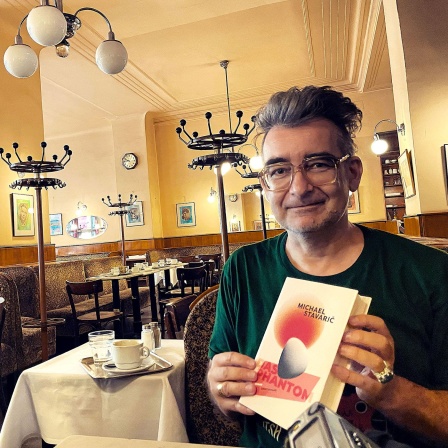 Mit Michael Stavaric in Thomas Bernhards Wiener Stammcafé  © Stephan Ozsváth 