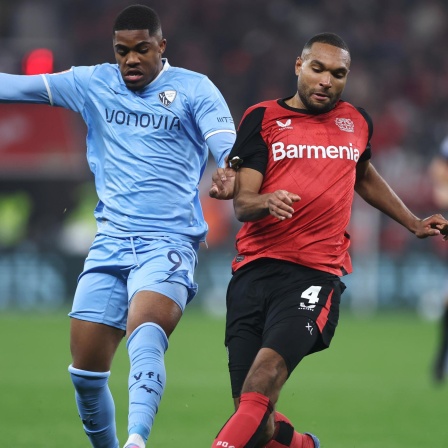 Leverkusens Jonathan Tah im Zweikampf 