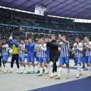 Hertha-Spieler feiern einen Sieg und gehen auf Fans auf der Tribüne zu. (Quelle: Picture Alliance)