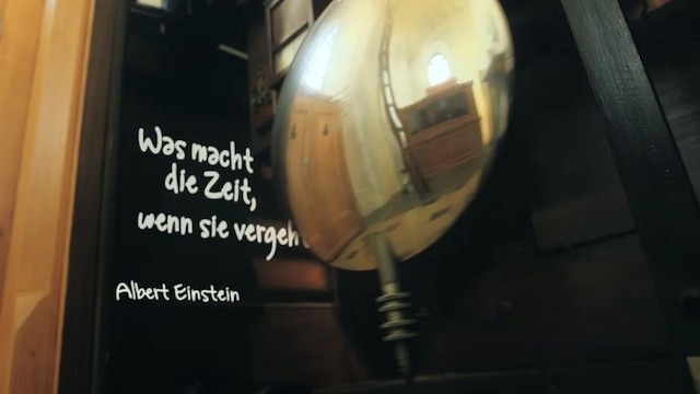 Pendel mit nebenstehendem Zitat von Albert ein Einstein: "Was macht die Zeit, wenn sie vergeht?" | Bild: BR